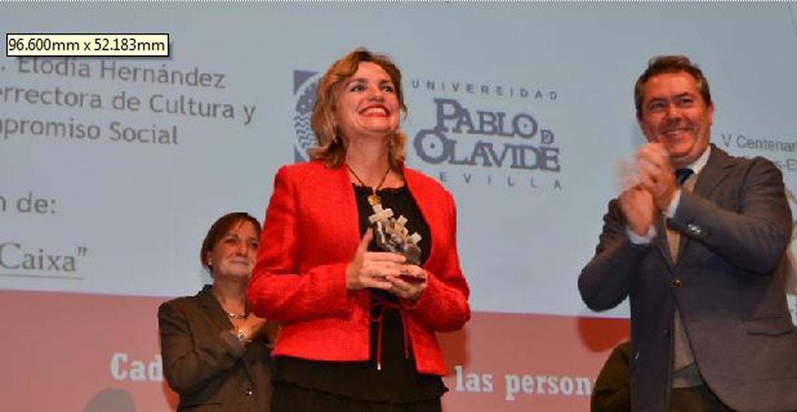 La vicerrectora Elodia Hernández recibe el premio.