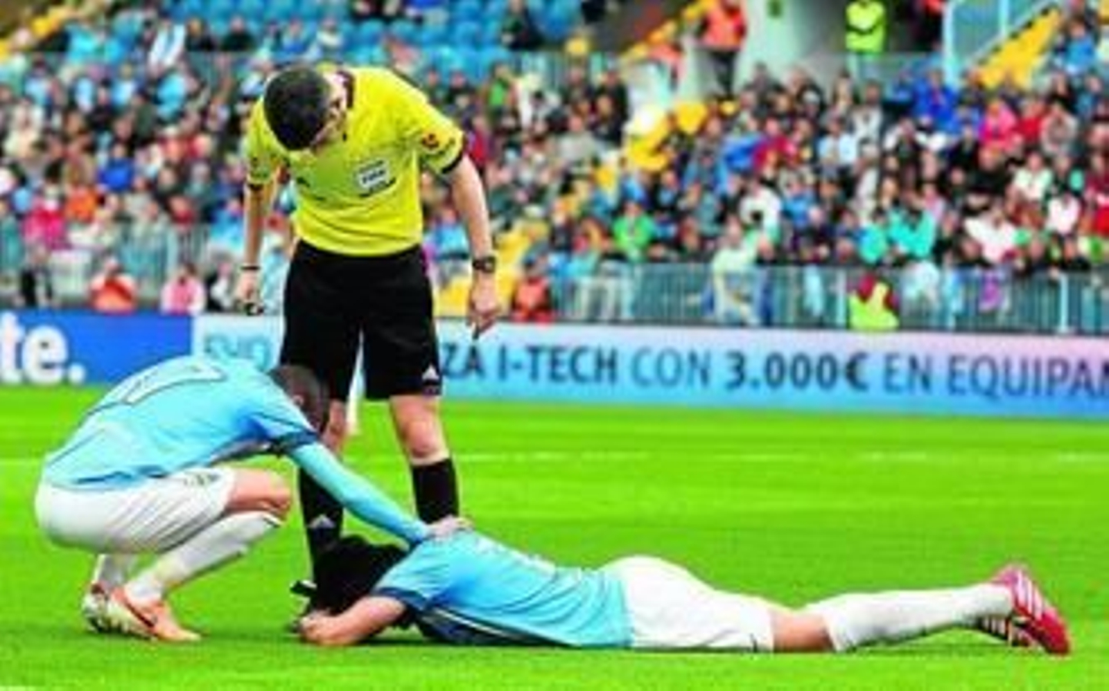 Undiano Mallenco y Duda se interesan por el estado físico de Sergio Sánchez, caído boca abajo en el césped.