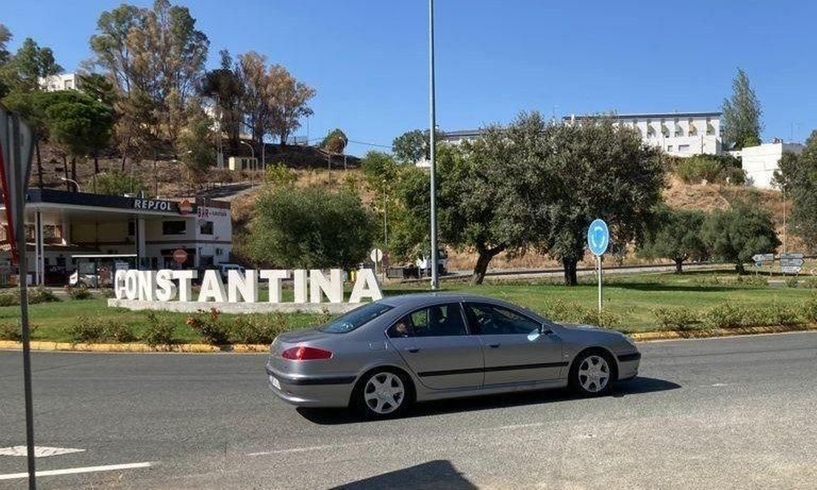 Entrada a Constantina, donde fue localizado el coductor.