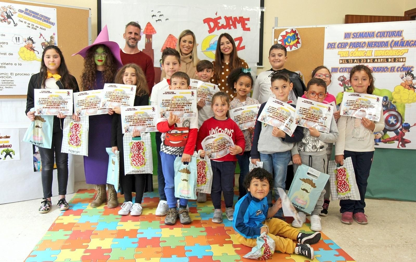 La delegada Patricia Alba con niños del colegio Pablo Neruda.