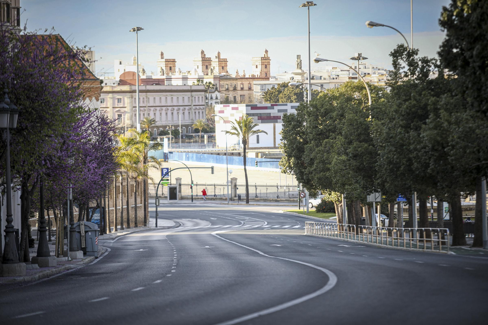 Imágenes del estado de alarma en Cádiz por el coronavirus durante la tarde del 16 de marzo