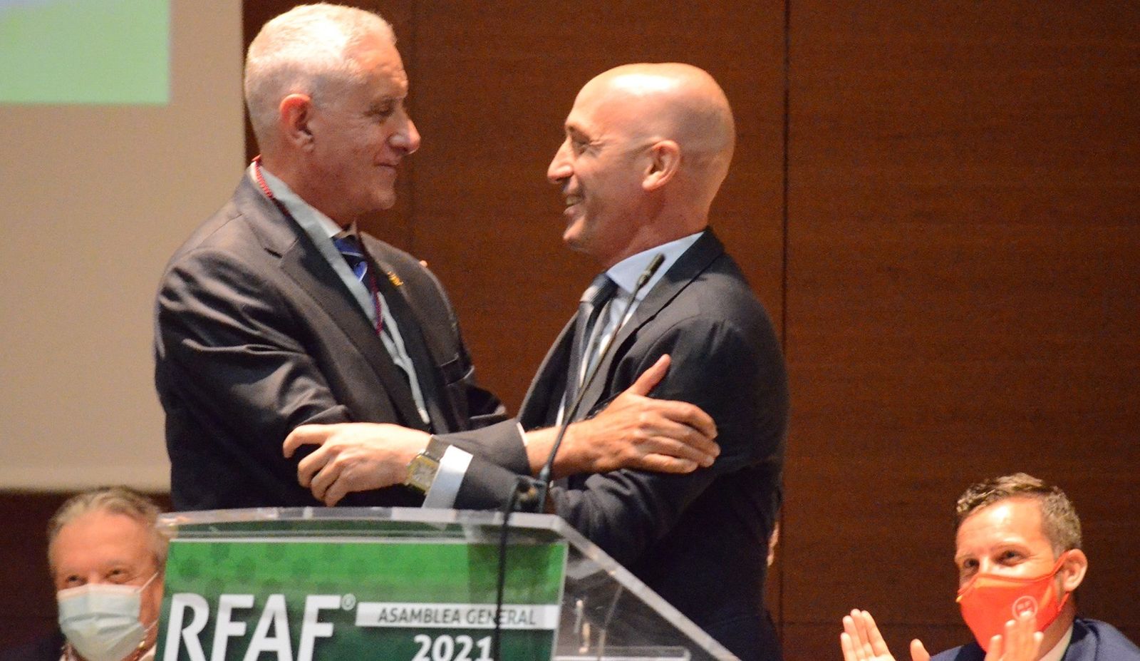 Luis Rubiales se abraza con José Antonio Bernal, que deja su cargo como presidente de la Gaditana de Fútbol.