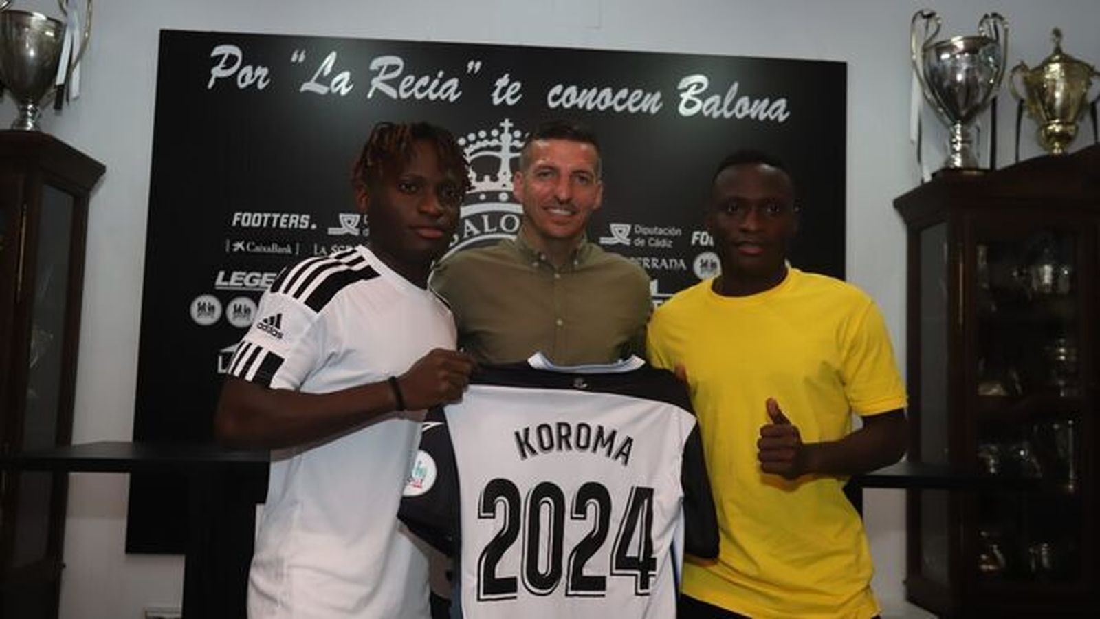 Los hermanos Koroma, con Ismael Chico.