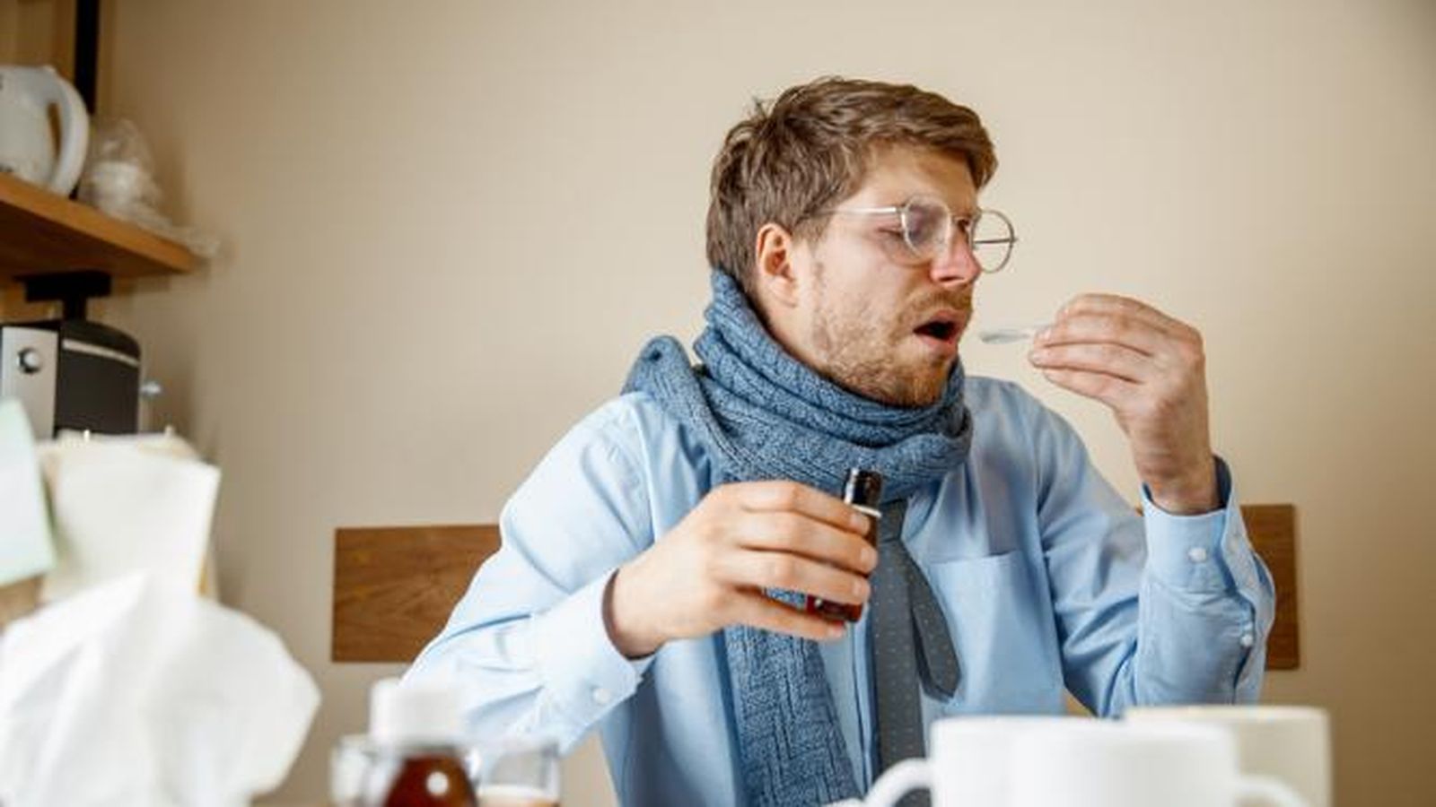 Hombre resfriado tratando de recuperarse.
