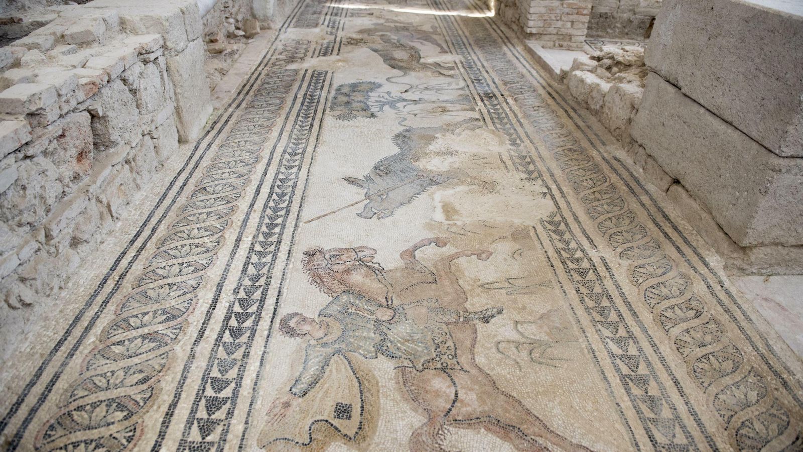 Imagen del mosaico, suelo del peristilio de la Villa Romana de Salar