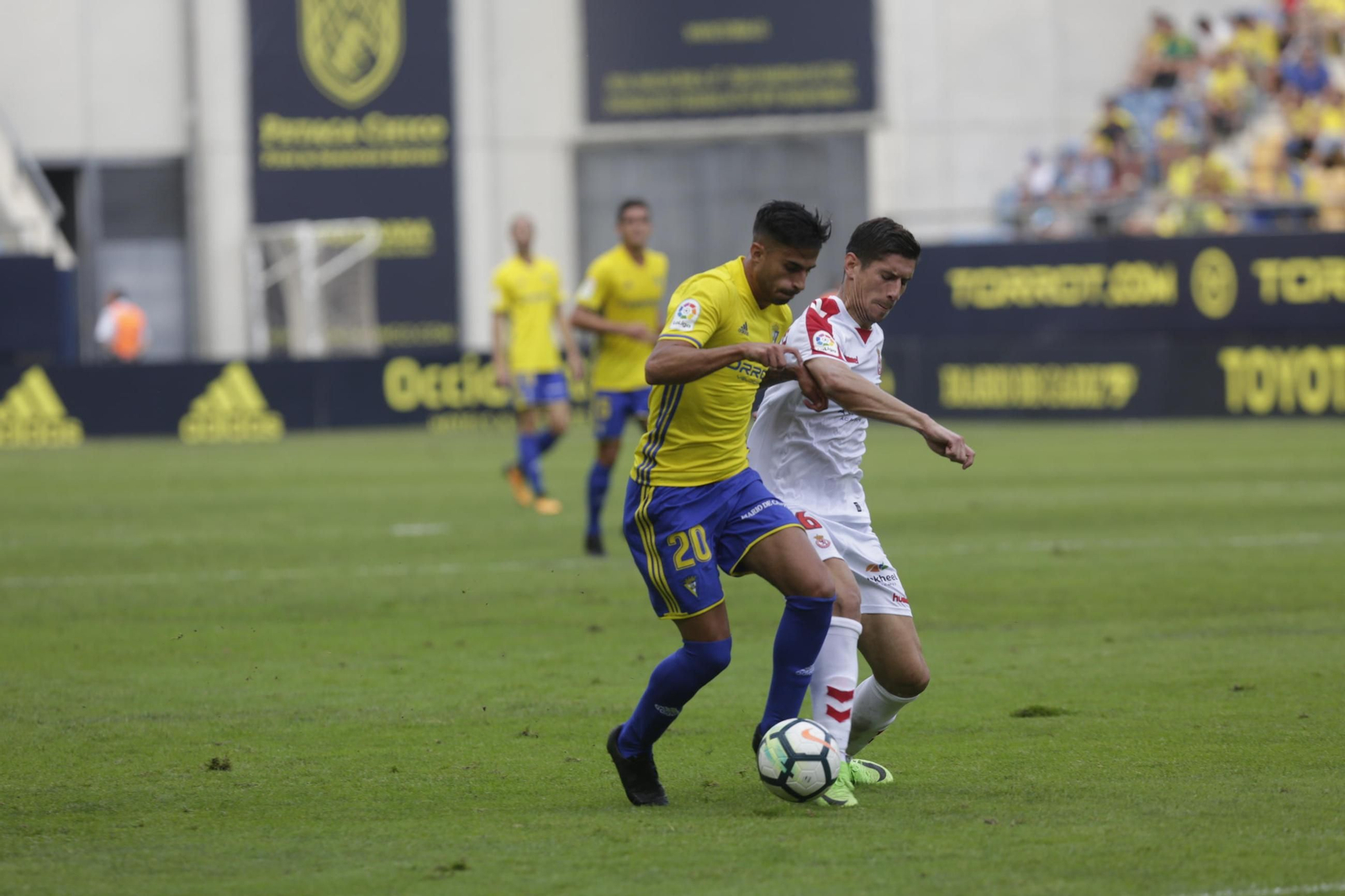 El fallecido Nico Hidalgo pugna con un rival en el último Cádiz-Cultural Leonesa.