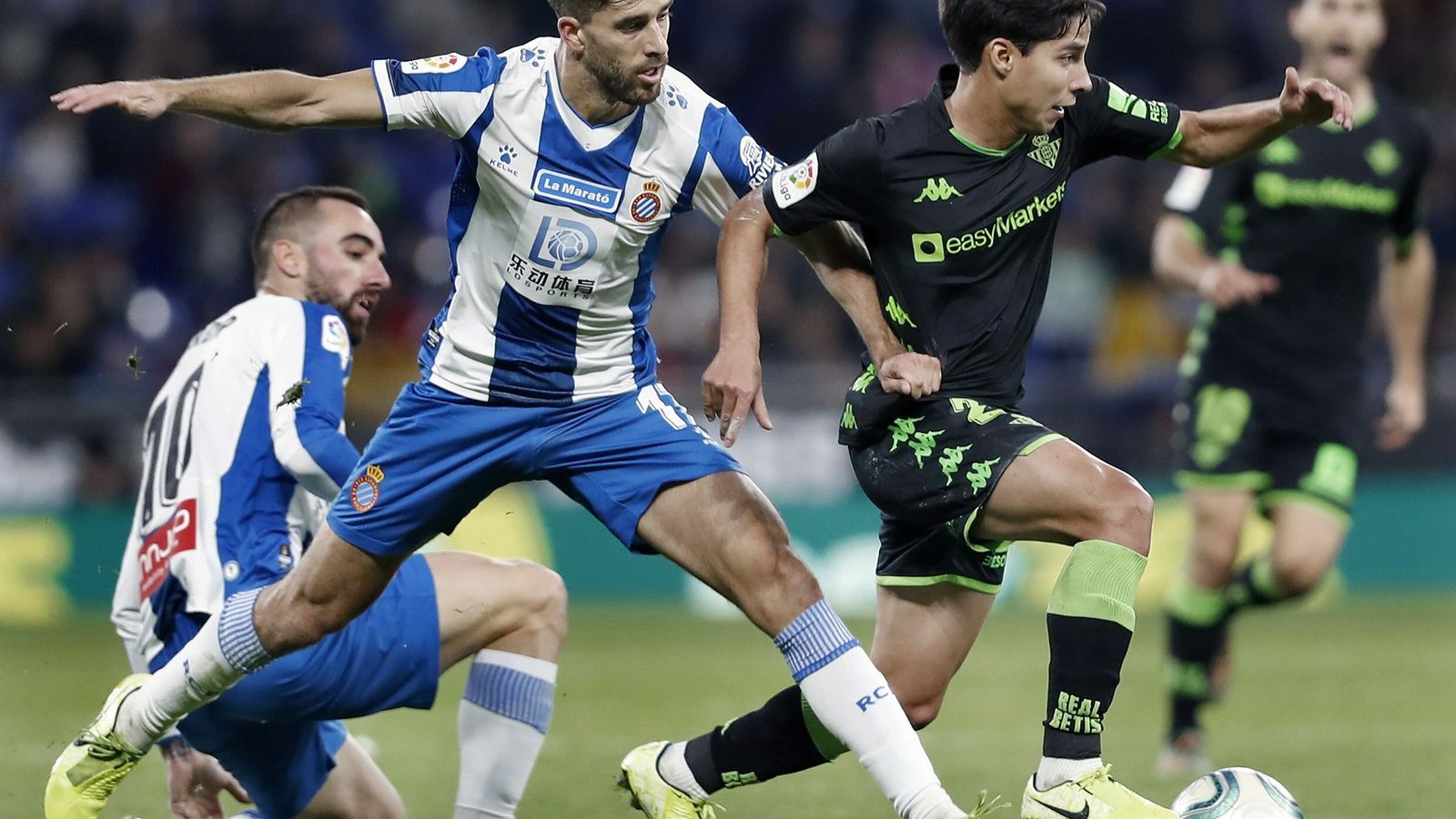 Diego lainez conduce la pelota ante la oposición de Dídac.