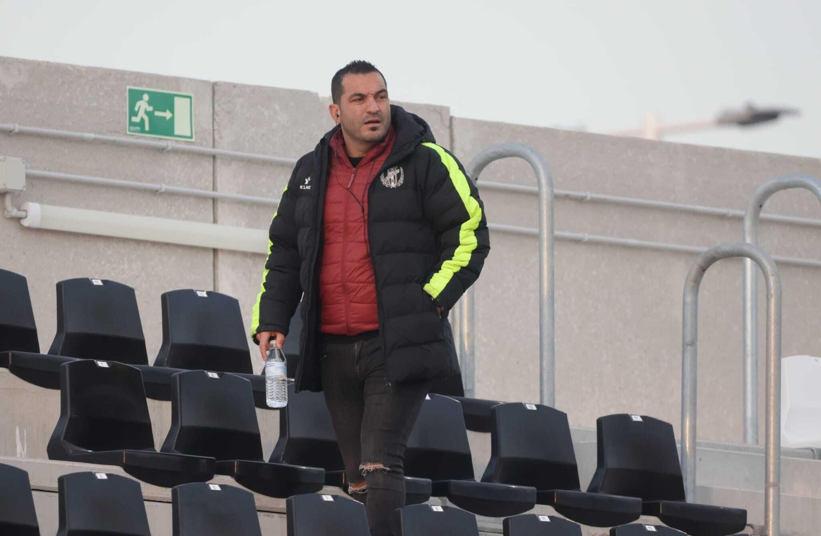 Adrián Hernández, con un pinganillo, sigue el partido en las gradas.