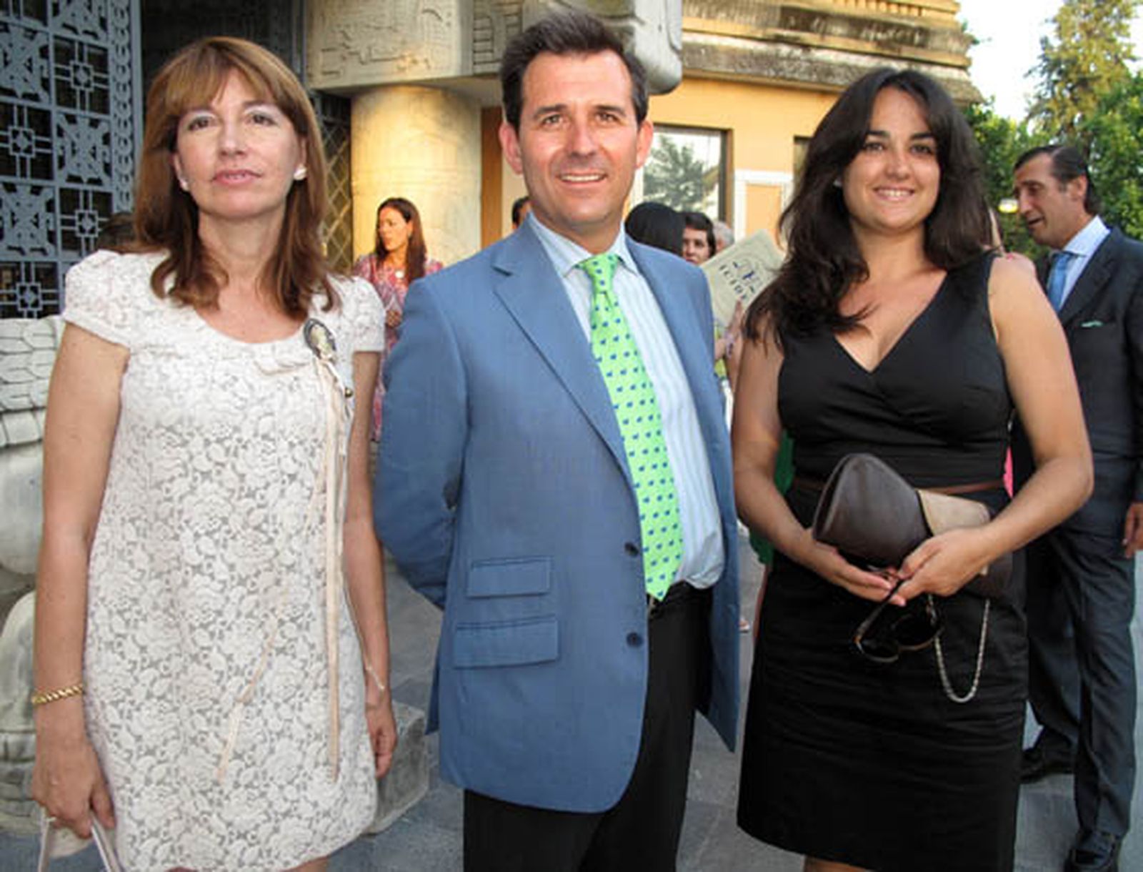 Los profesores del Icide Ofelia Barrera Mora y Julio Díaz Escudero, con Dolores Carmen Jiménez, alumna del Curso de Mediación Familiar.

Foto: Victoria Ramírez