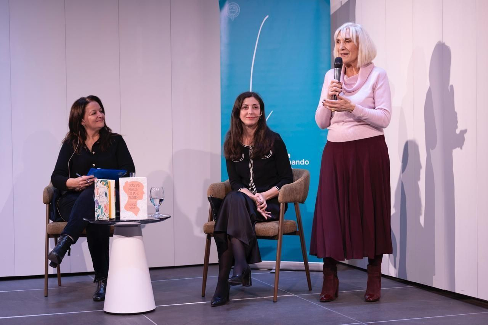 La periodista Carmen Paúl y la escritora Espido Freire con Susi Cigúela,  durante el coloquio sobre Jane Austen en la Fundación Cajasol, organizado  por la Tertulia Fernando Delgado Lallemand.