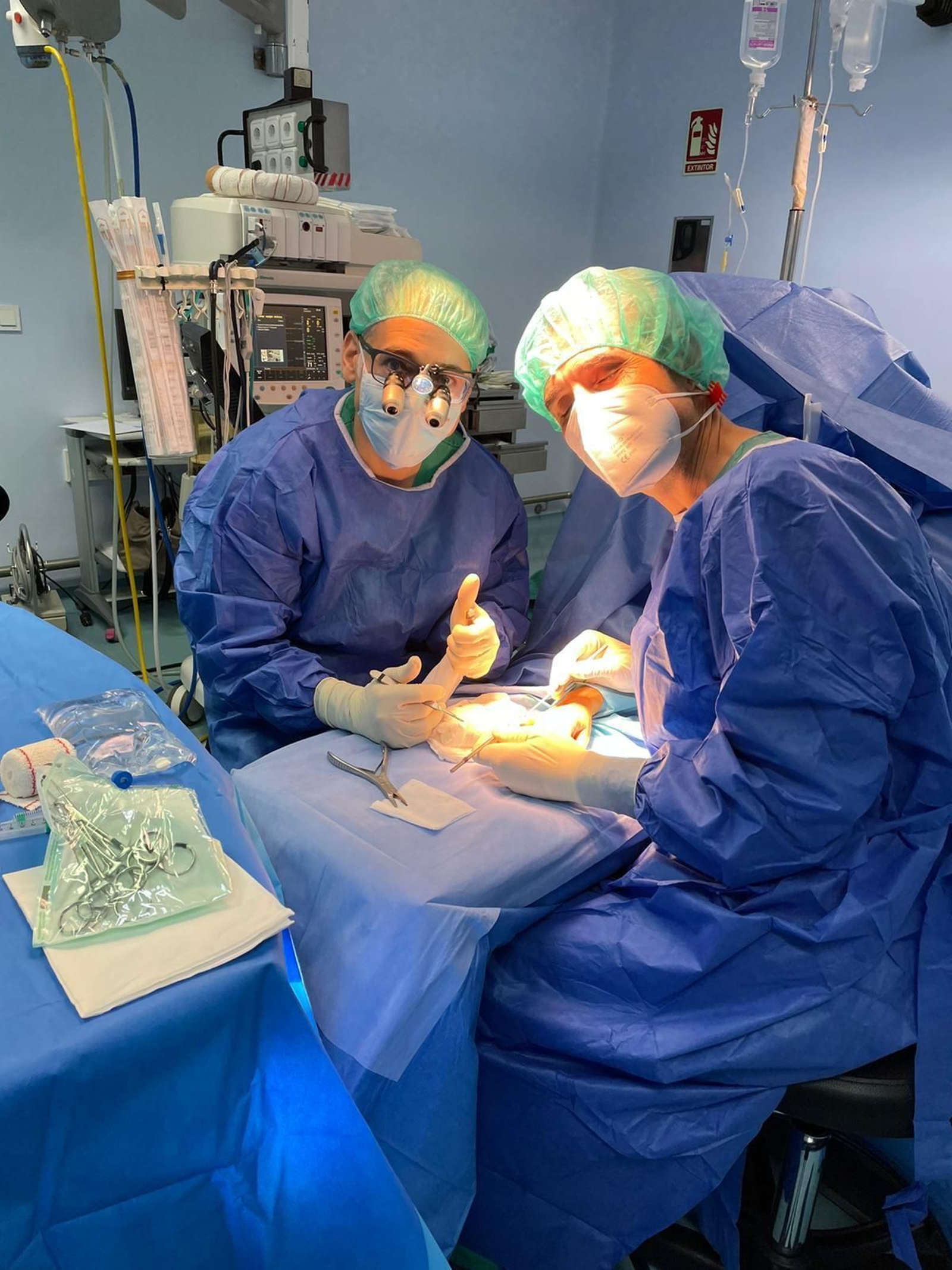 El doctor Ríos en una intervención junto a su colega el doctor Fahandezh