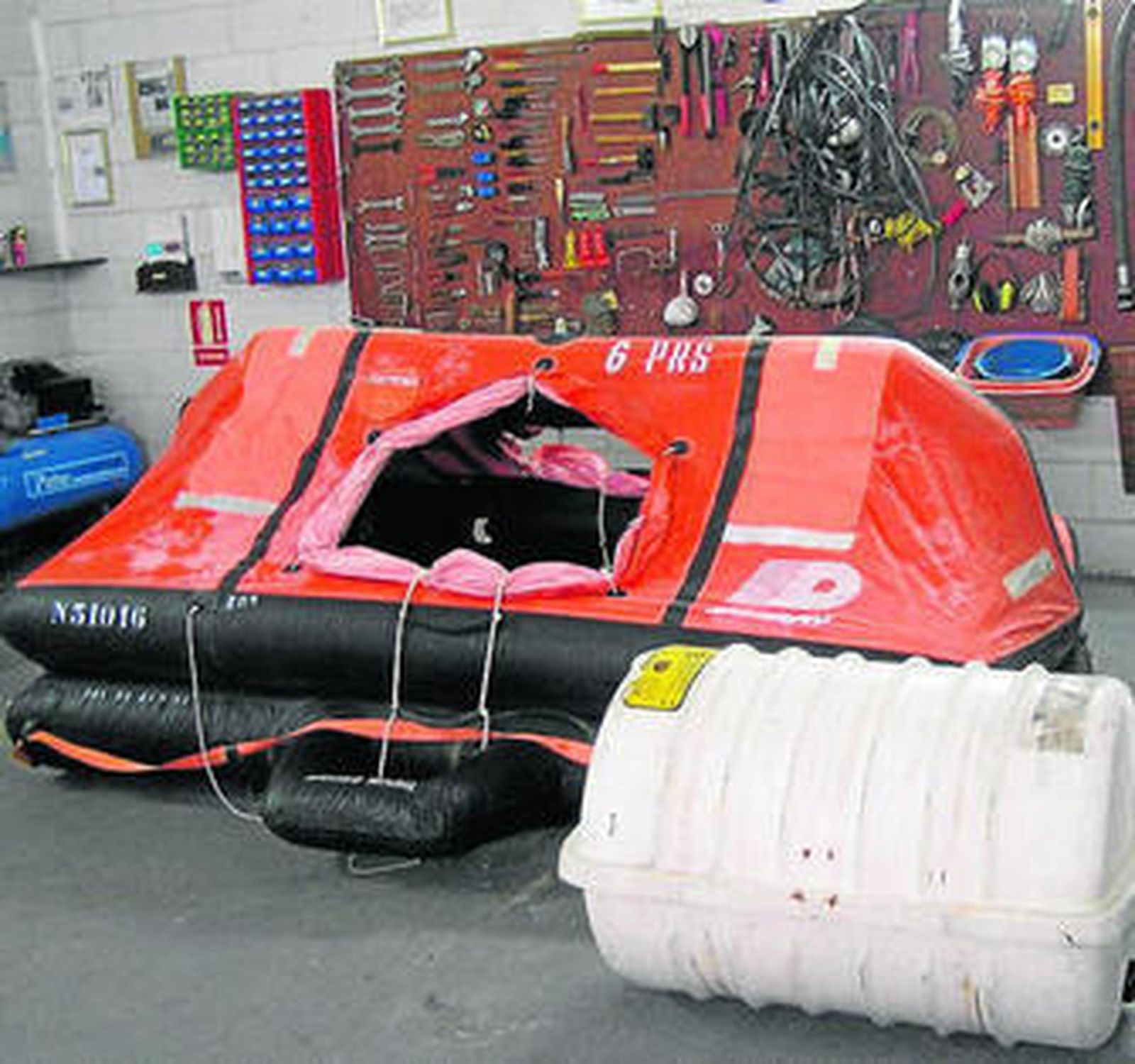 Una balsa salvavidas en proceso de revisión.