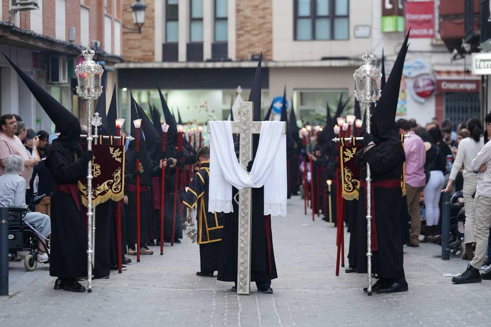 Martes Santo en Lucena: Las procesiones del Carmen, Servitas y Amor y Paz, en imágenes