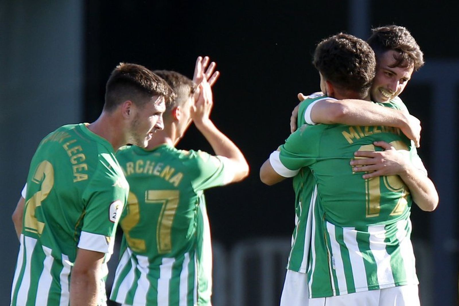 Raúl se abraza con Mizzian en uno de los goles del encuentro ante el Atlético Sanluqueño.