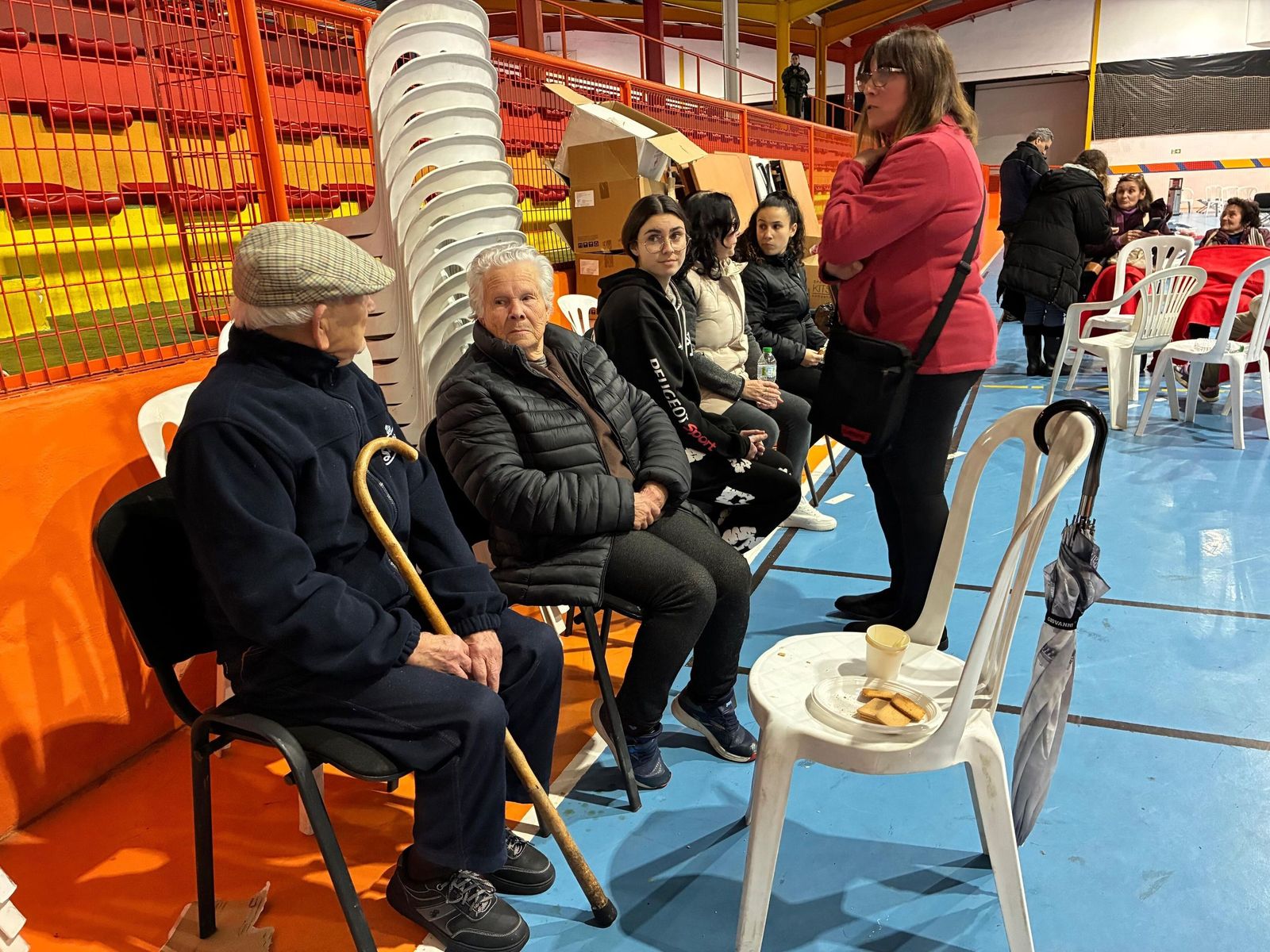Desalojados de Grazalemas, este jueves, en Ronda.