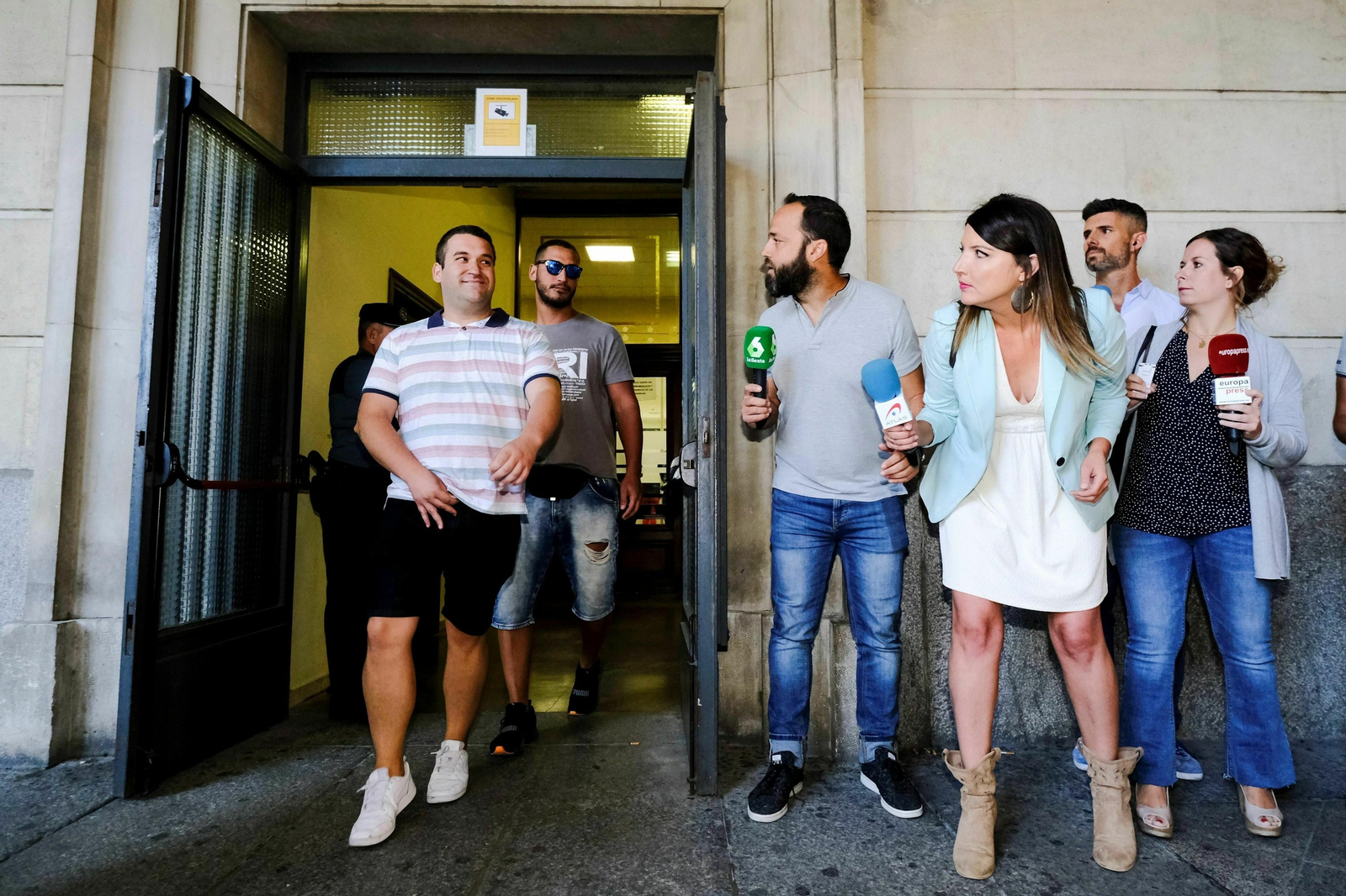 Alfonso Jesús Cabezuelo y José Ángel Prenda salen de los juzgados de Sevilla el pasado junio. Alfonso Jesús Cabezuelo y José Ángel Prenda salen de los juzgados de Sevilla el pasado junio.