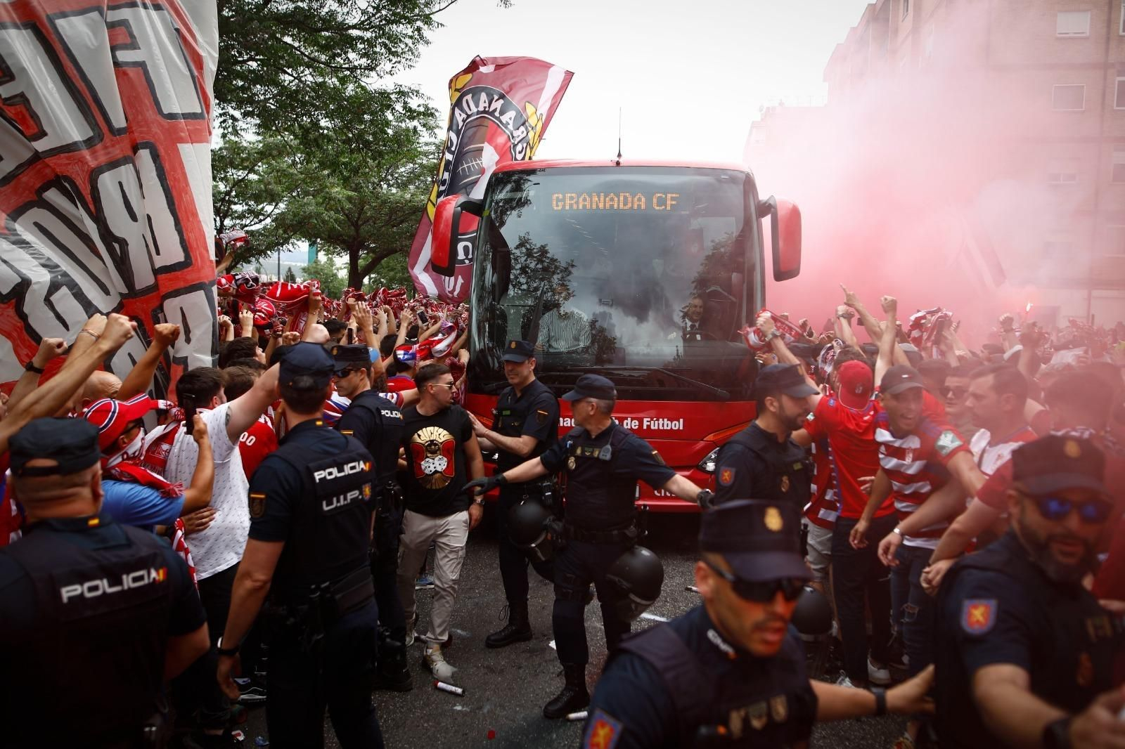 En imágenes: Así ha sido el recibimiento al autobús del Granada