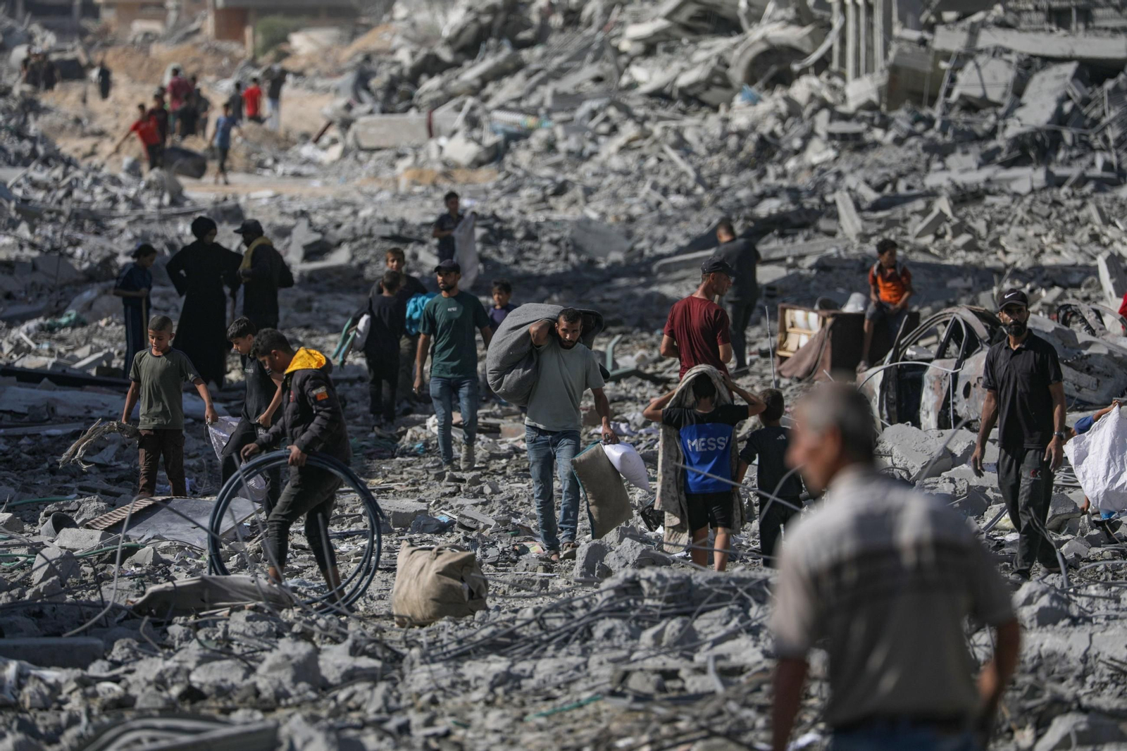 Las imágenes de Gaza tras el alto el fuego: los gazatíes andan entre las ruina de sus ciudades