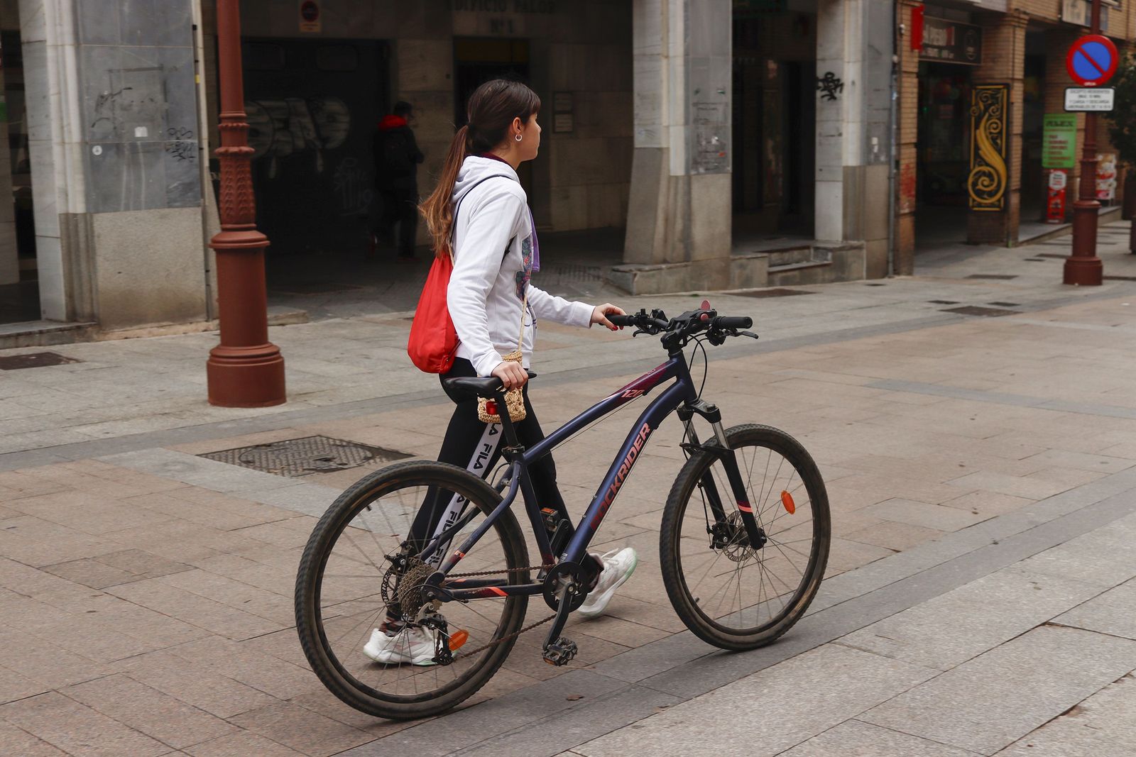 Una joven con bicicleta.