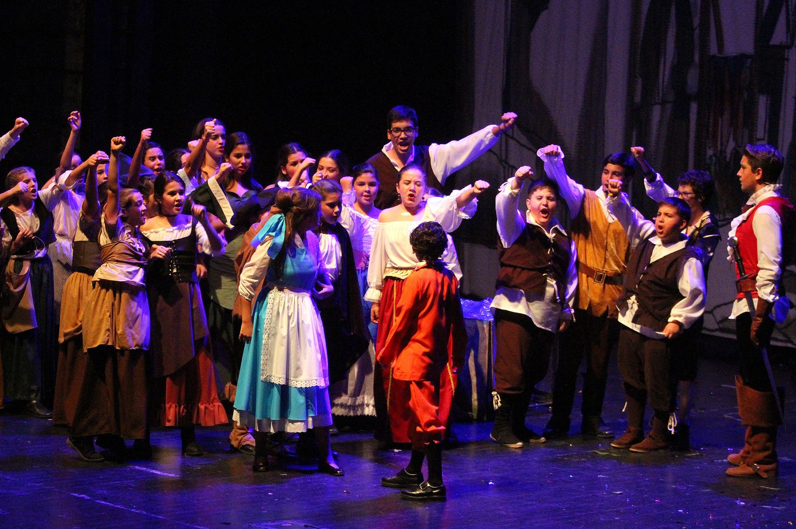 Imágenes de la representación 'El Ala Oeste' basado en la película de Disney 'La Bella y la Bestia'.