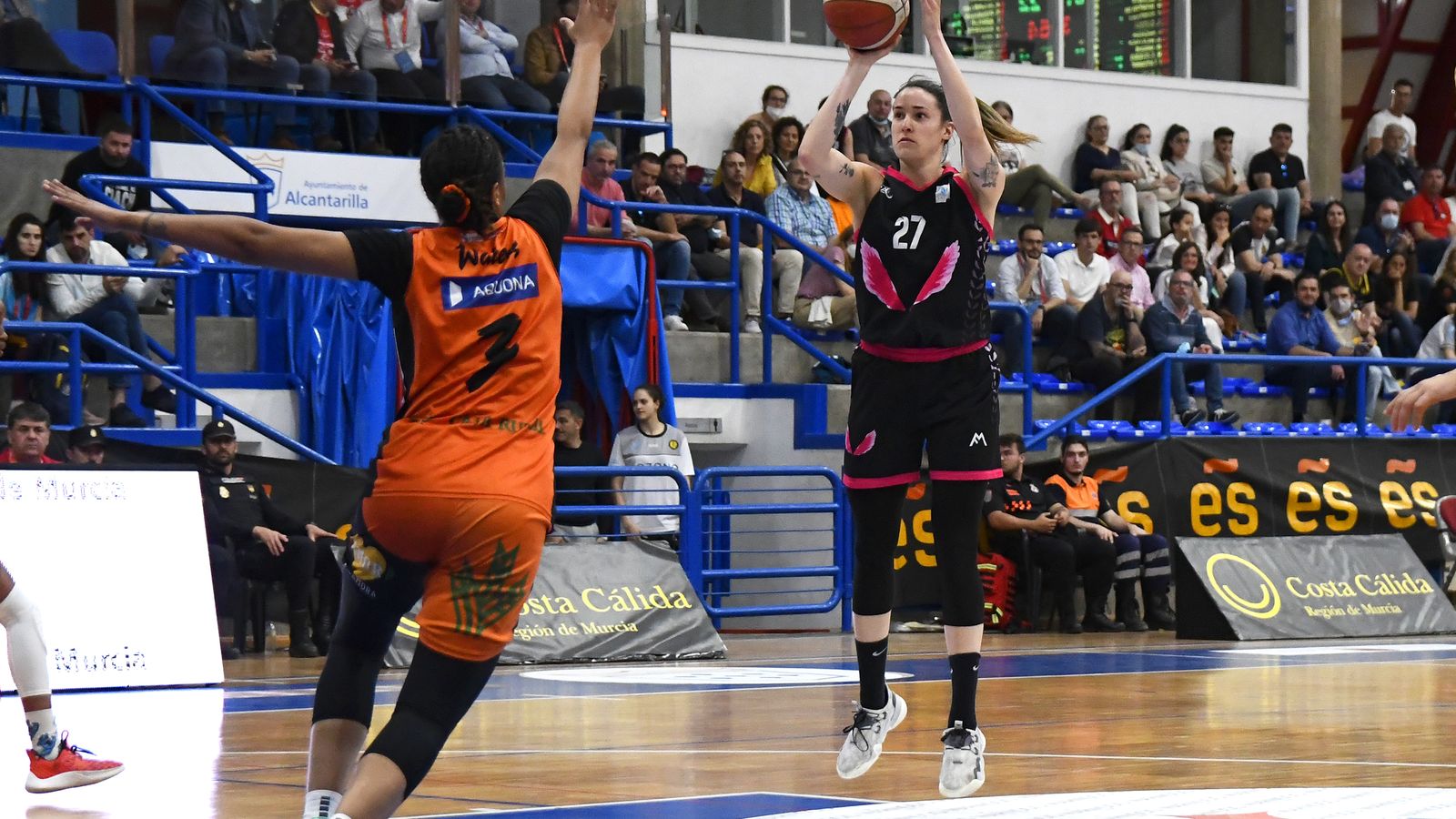 Julieta Mungo intenta el lanzamiento.