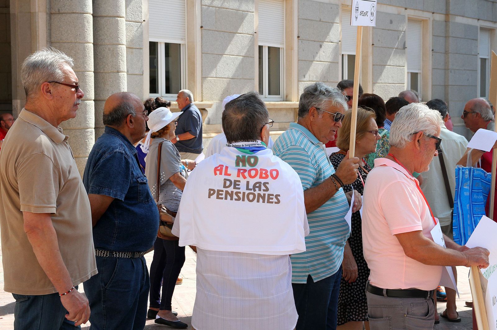 Varios pensionistas protestan en Huelva.