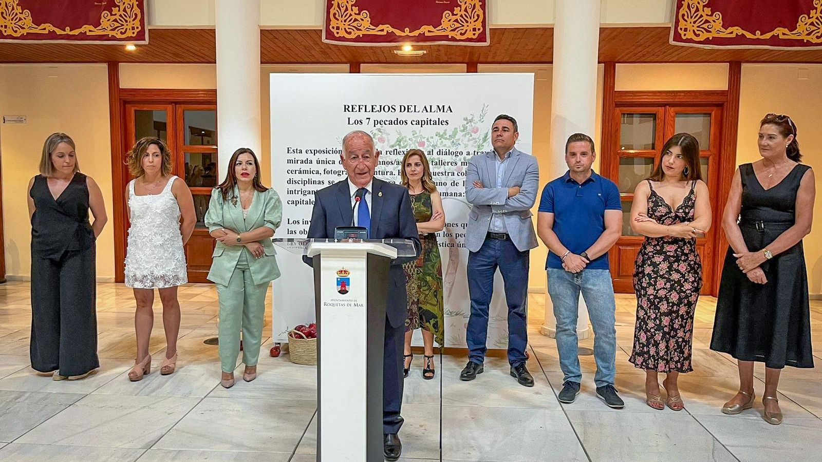 Gabriel Amat con parte de su equipo de gobierno y las monitoras de los talleres. Gabriel Amat con parte de su equipo de gobierno y las monitoras de los talleres.
