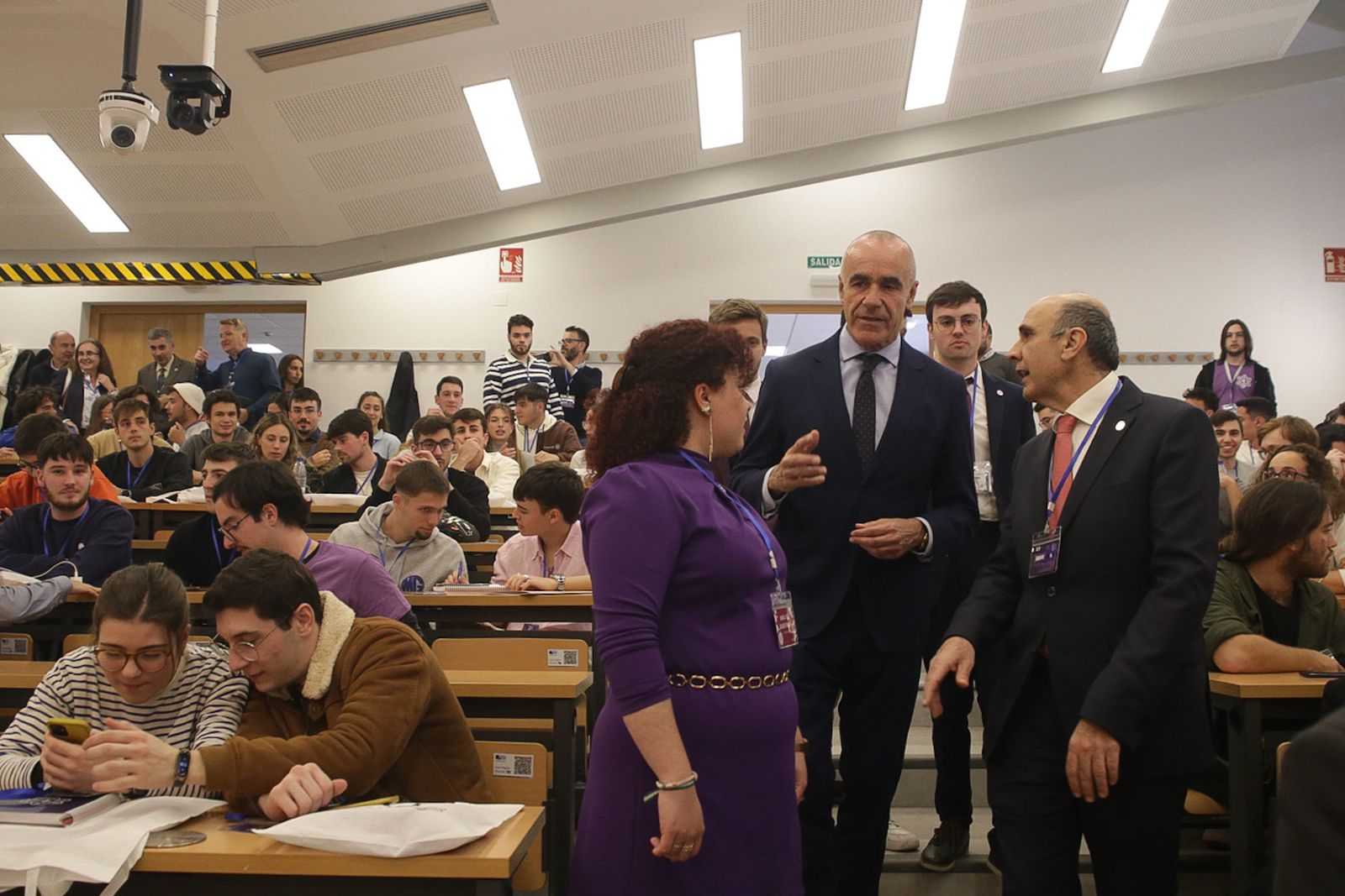 Antonio Muñoz habla con algunos de los responsables del Congreso Nacional de Estudiantes de Física, que se celebra en Sevilla.