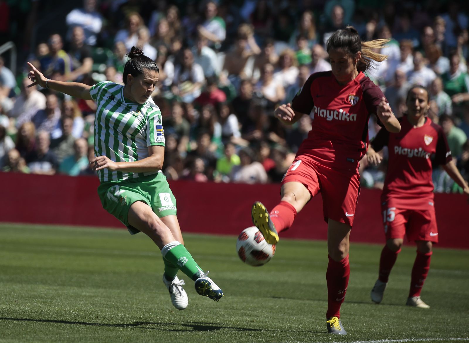 La sevillista Maite Albarrán despeja el lanzamiento de la bética Bea Parra en el último derbi disputado.