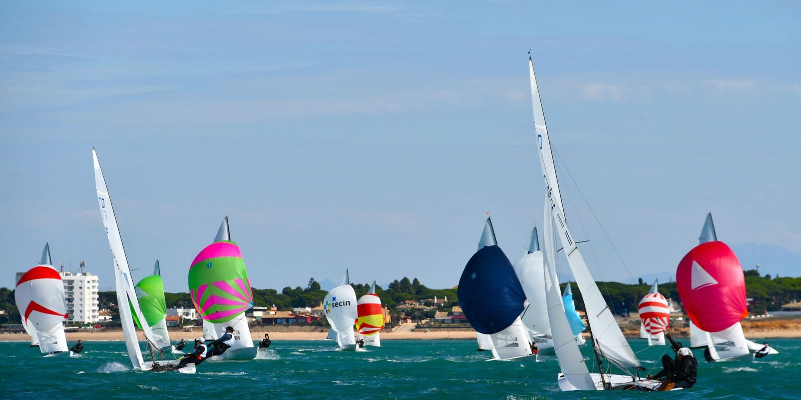 La Bahía acogió el primer día de competición del Campeonato de Europa de Flying Dutchman.