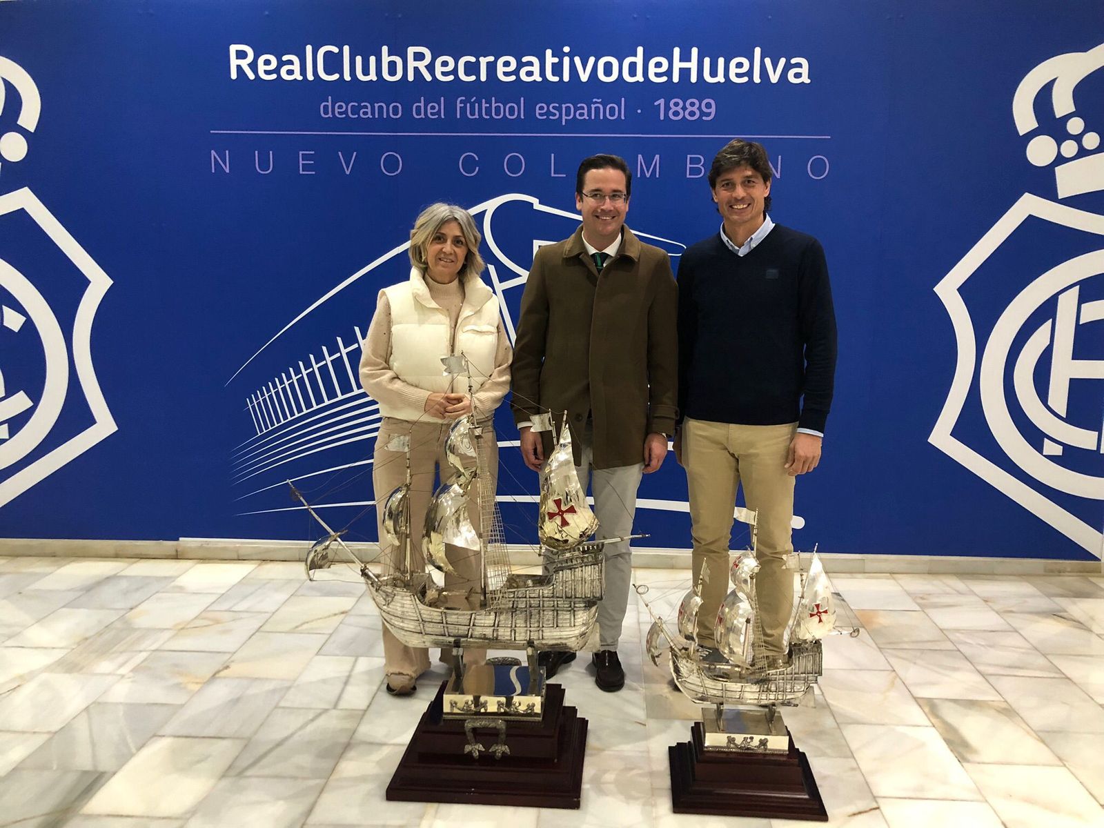 Begoña Calderón, Nacho Molina y Jesús Vázquez posan junto a las Carabelas de plata.