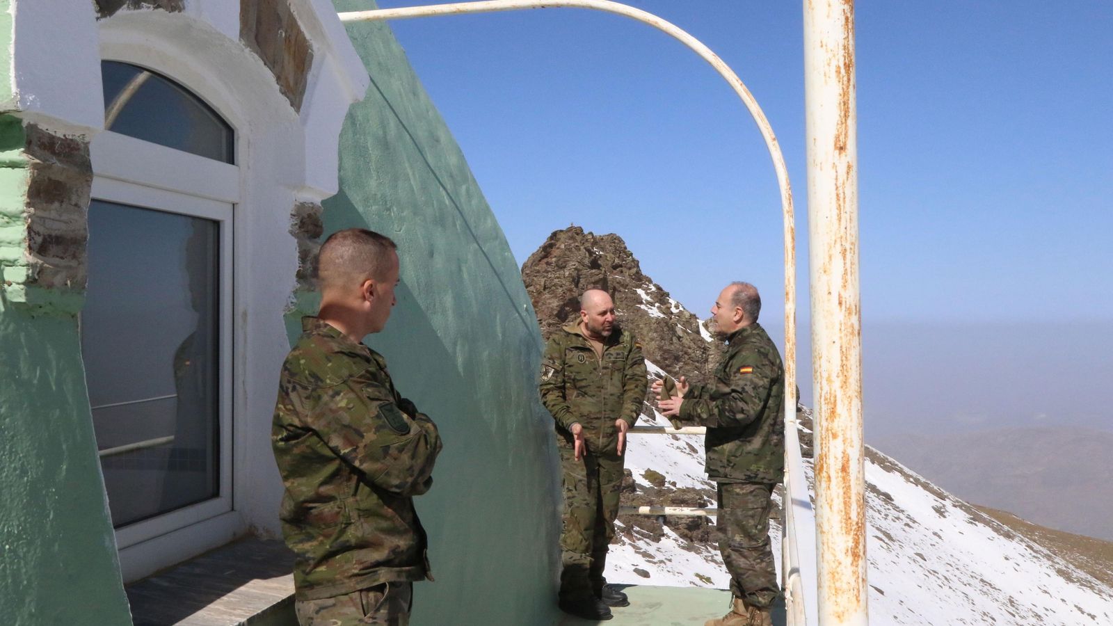 El refugio se haya junto a los Peñones de San Francisco.