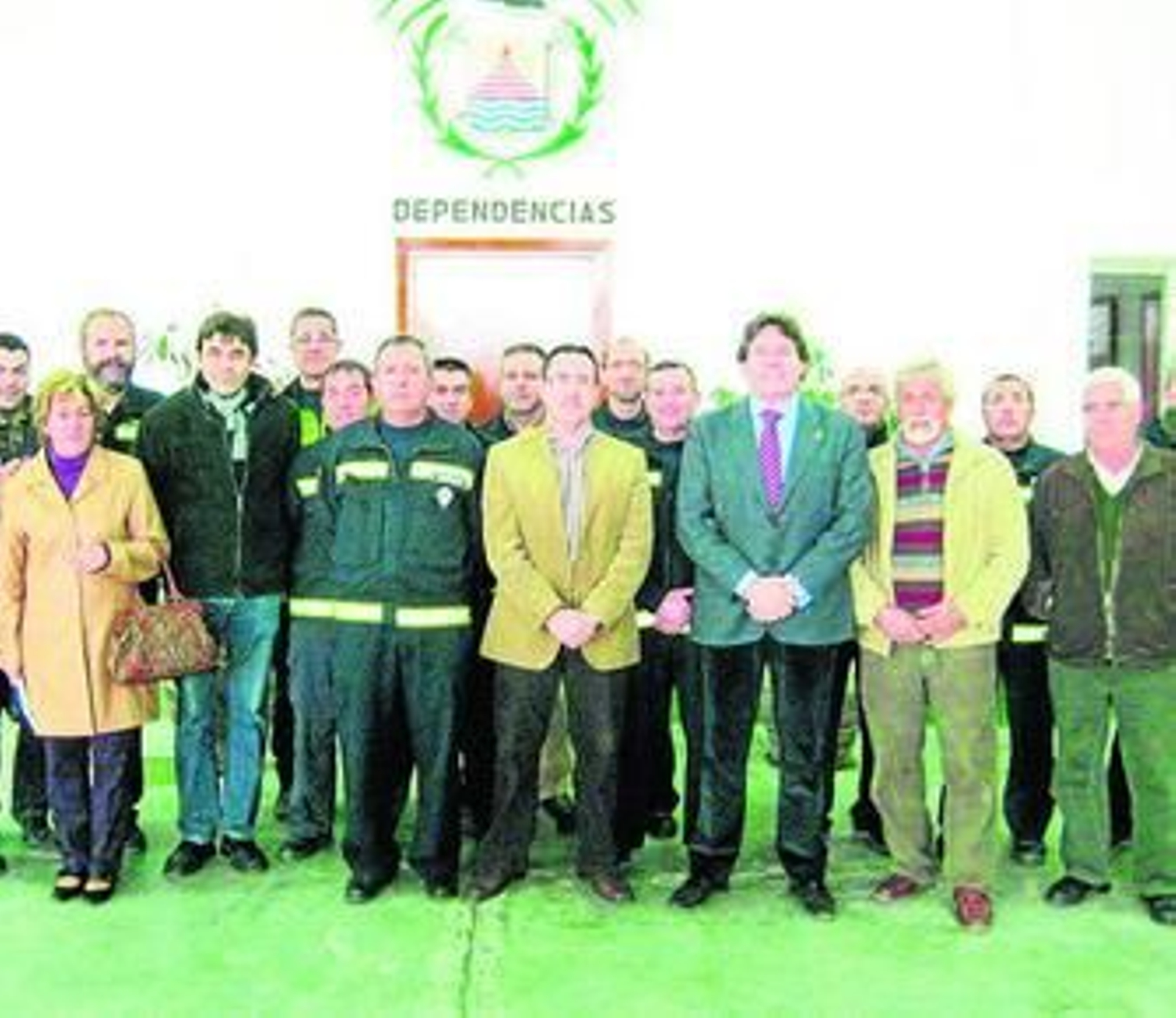 El alcalde, José García, con los bomberos del parque de Albox.
