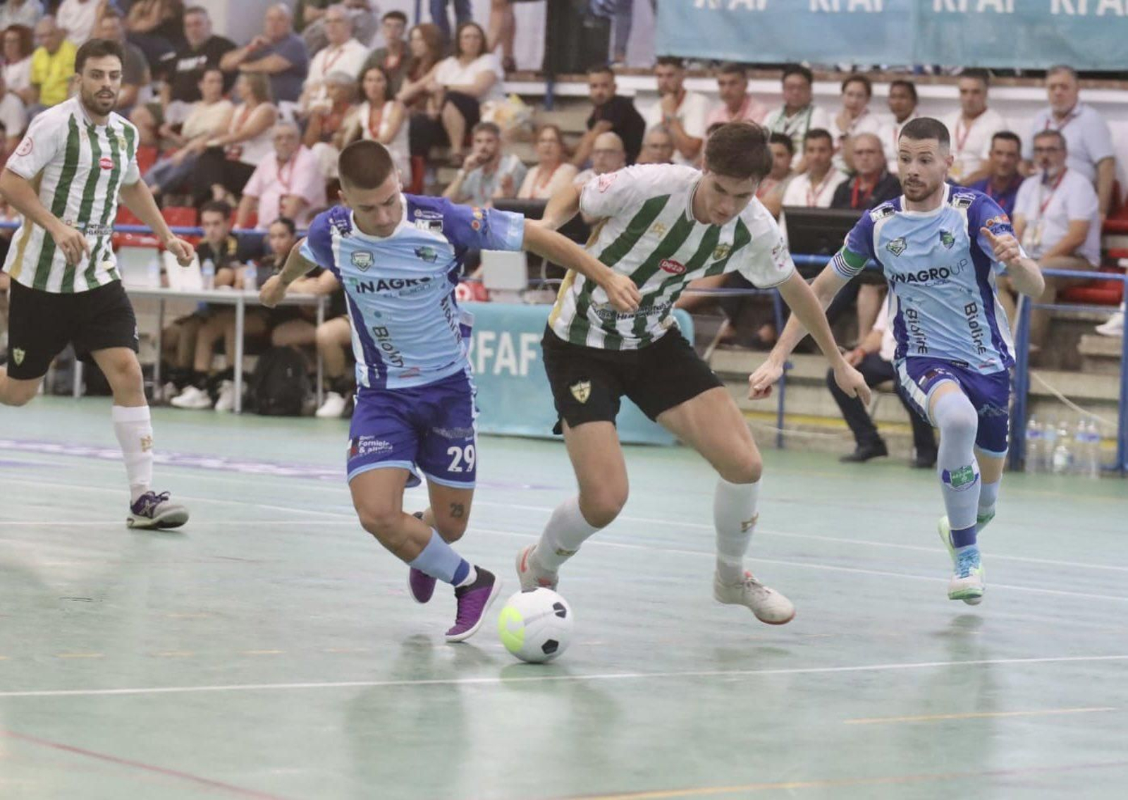 El celeste Isma Vacas intenta arrebatar el balón a un rival durante una acción del encuentro frente al Córdoba Patrimonio de la Humanidad.