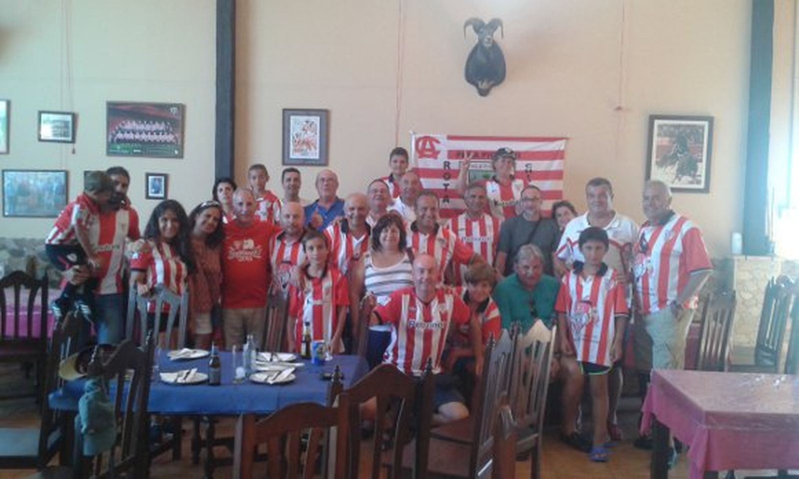 Un grupo de miembros de las peñas del Athletic de Rota, Sanlúcar de Barrameda y Chipiona durante la cena que tuvieron con motivo del comienzo de la nueva temporada.  Foto: Ignacio Casas de Ciria
