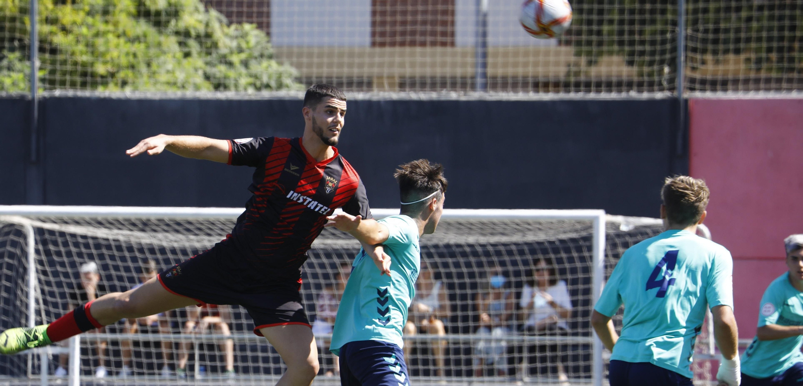 Un jugador del Séneca pugna un balón aéreo ante un rival.