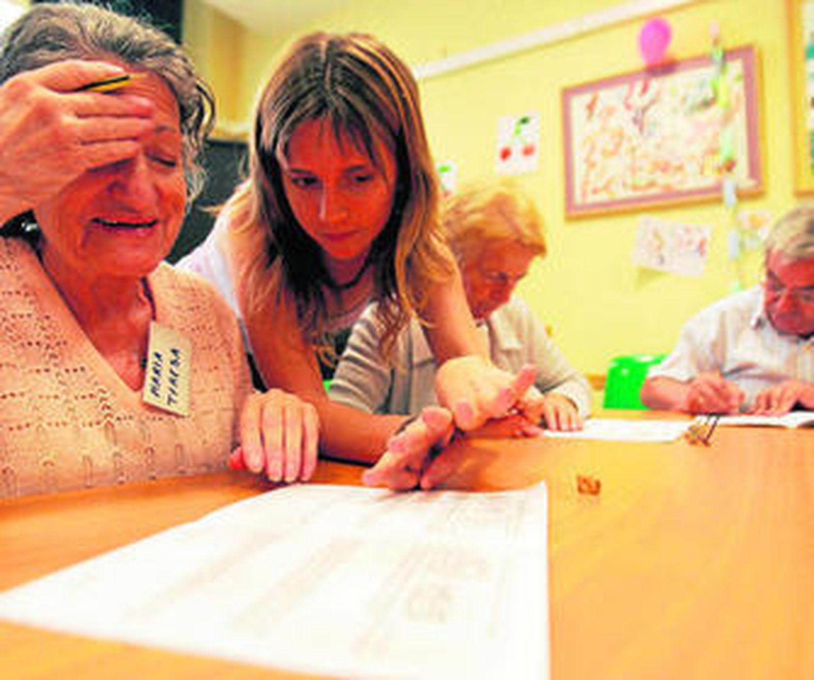 Varios enfermos de alzhéimer en un taller de cálculo.