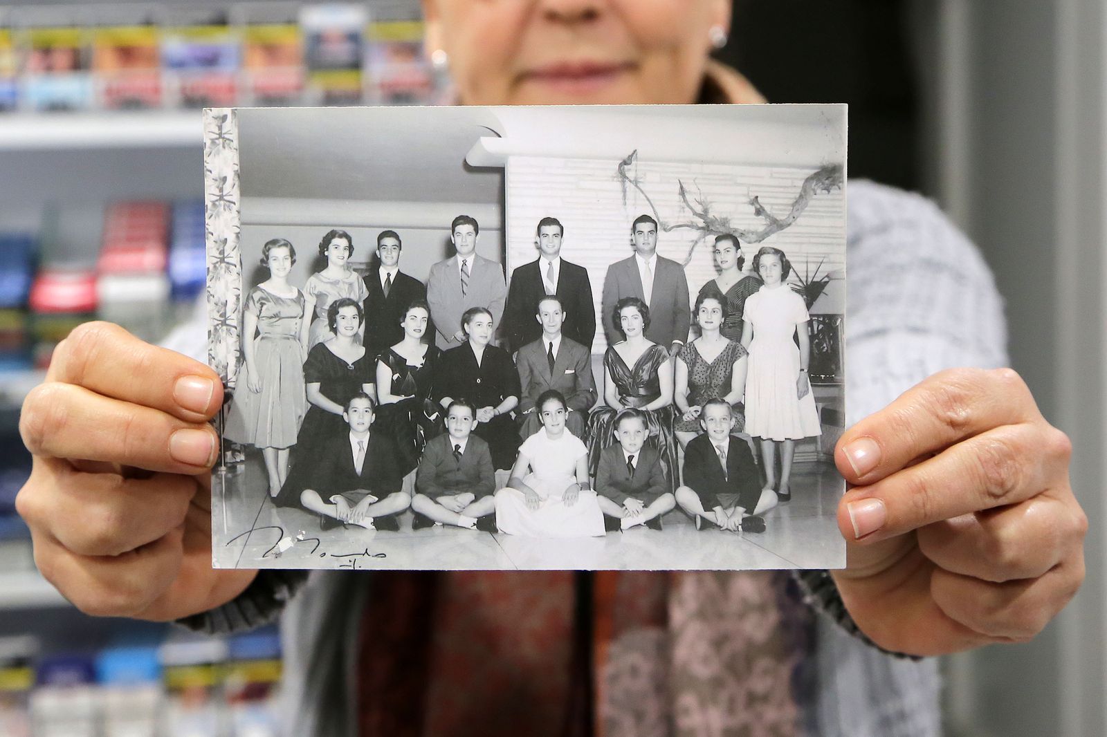Aurelia Romero, hija de Teresa Comella, sostiene una foto  de su familia cuando residía en La Habana.
