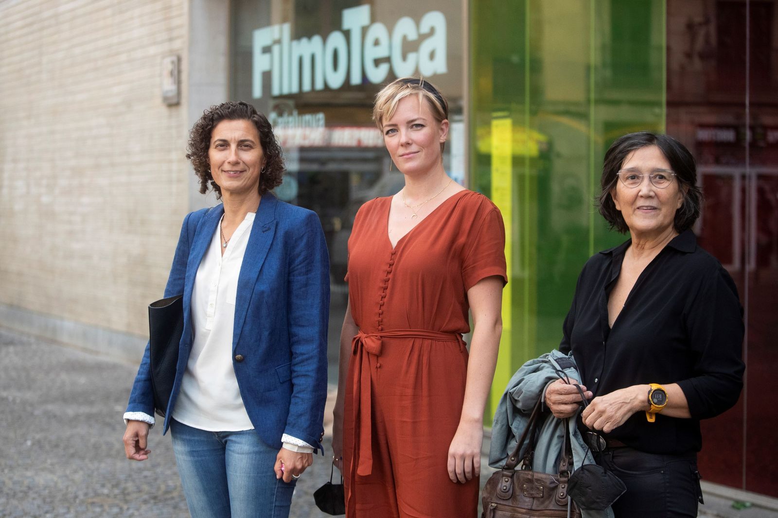 La directora Rebecca Stewart junto a la jefa del Servicio de Oncología Médica del Hospital del Mar, Sònia Servitja , y la psicooncóloga y oncosexóloga, Rosanna Mirapeix , durante la presentación de "Wash Me" (Lávame)