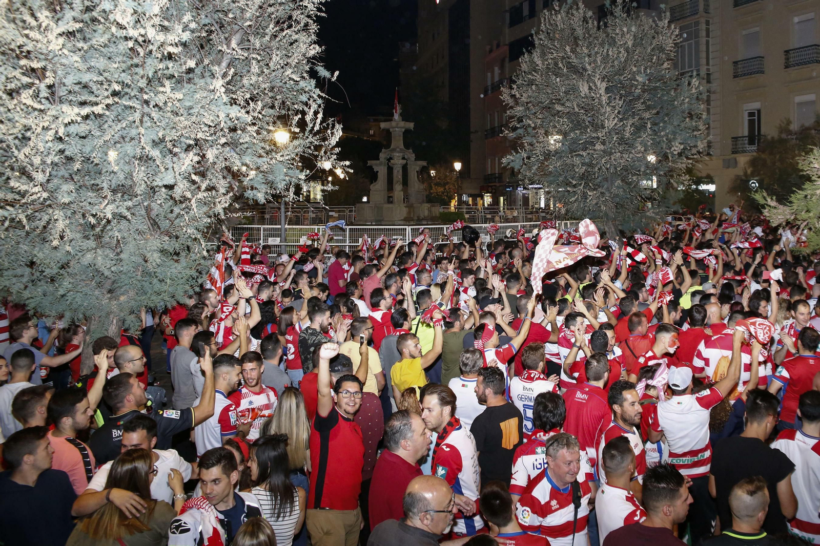 Las mejores imágenes de cómo Granada celebró el ascenso en la Fuente de las Batallas