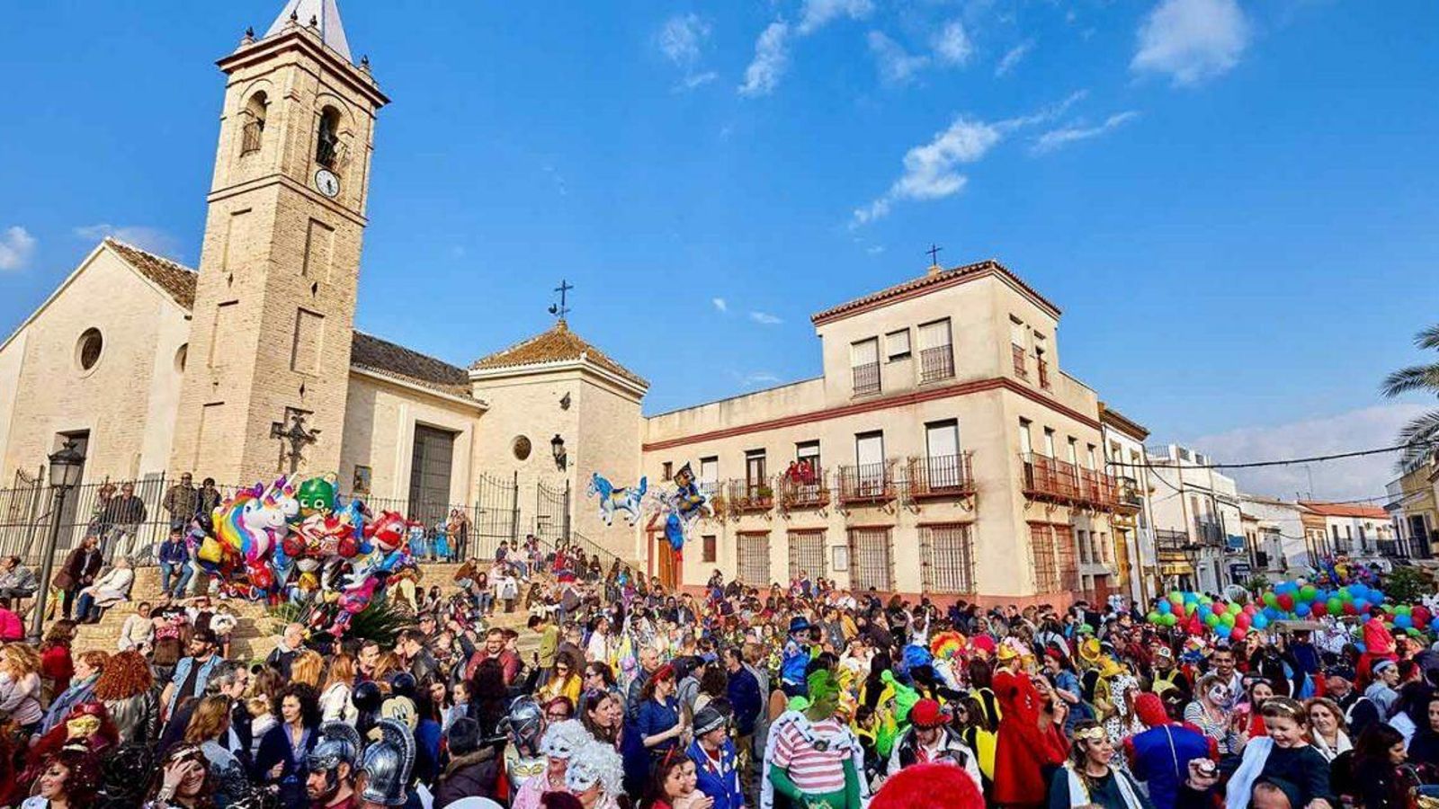 Cientos de personas participan en el carnaval de Gines.