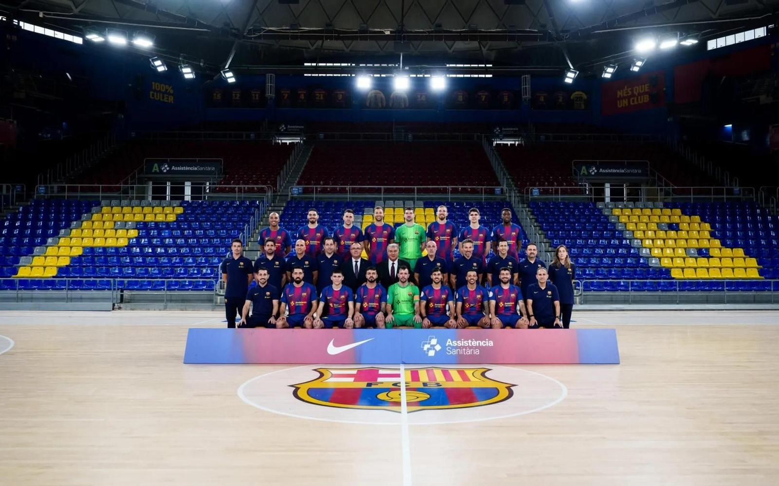 Fotografía oficial de este jueves de la plantilla del Barça con su presidente, Joan Laporta.