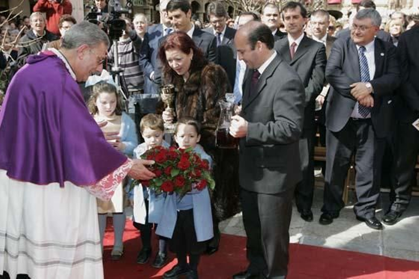 Los sobrinos del nuevo obispo hicieron las ofrendas.

Foto: Javier Alonso