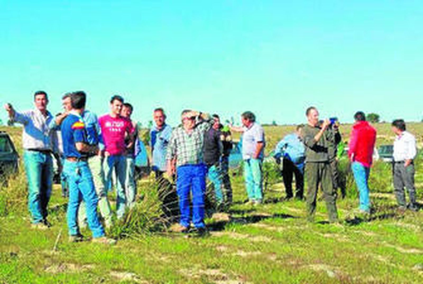 Socios de la cooperativa, en los nuevos terrenos que han adquirido y que pondrán en regadío.