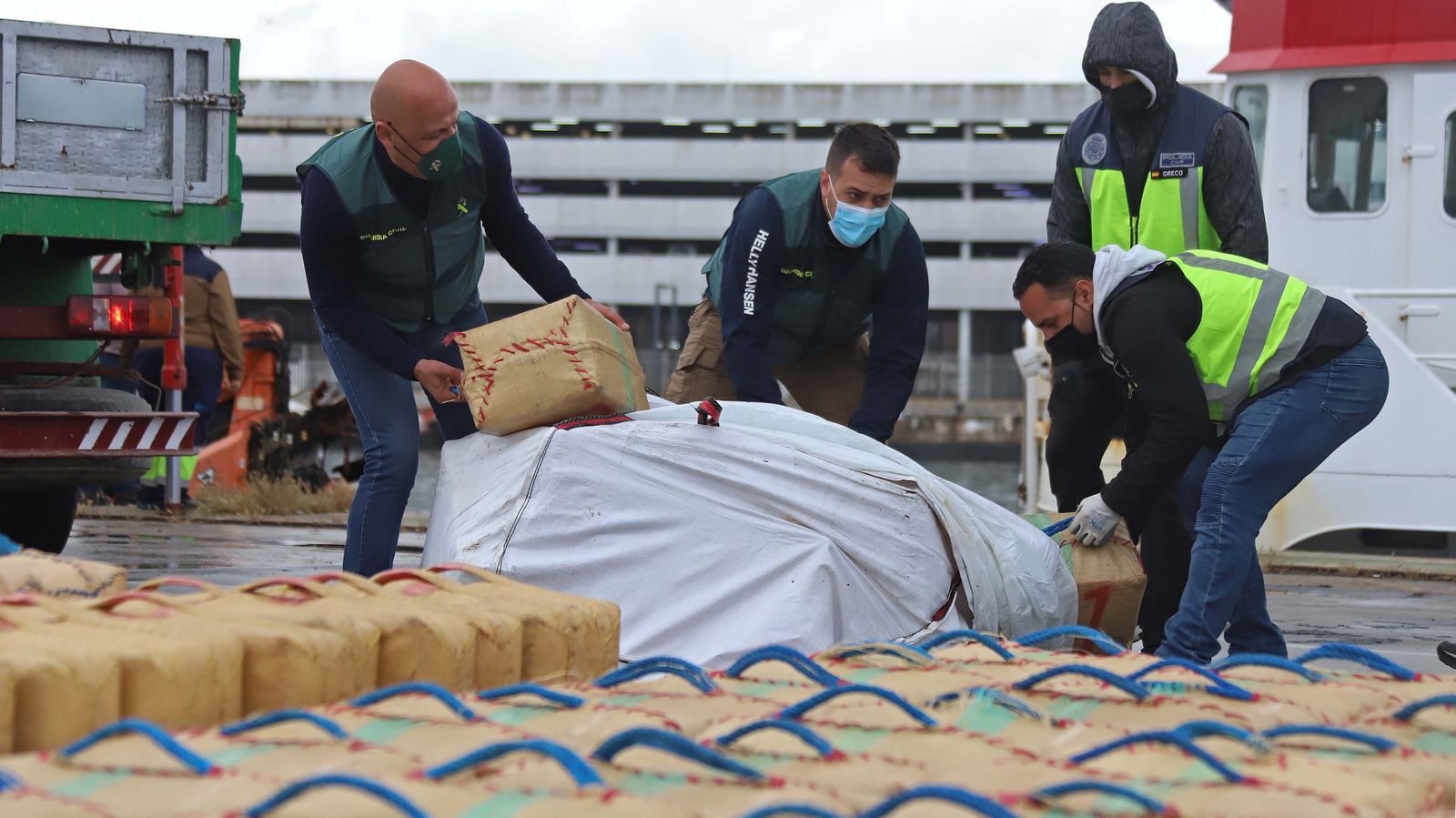 Fotos de la intervención de hachís en el remolcador 'Felsted' en el puerto de Algeciras
