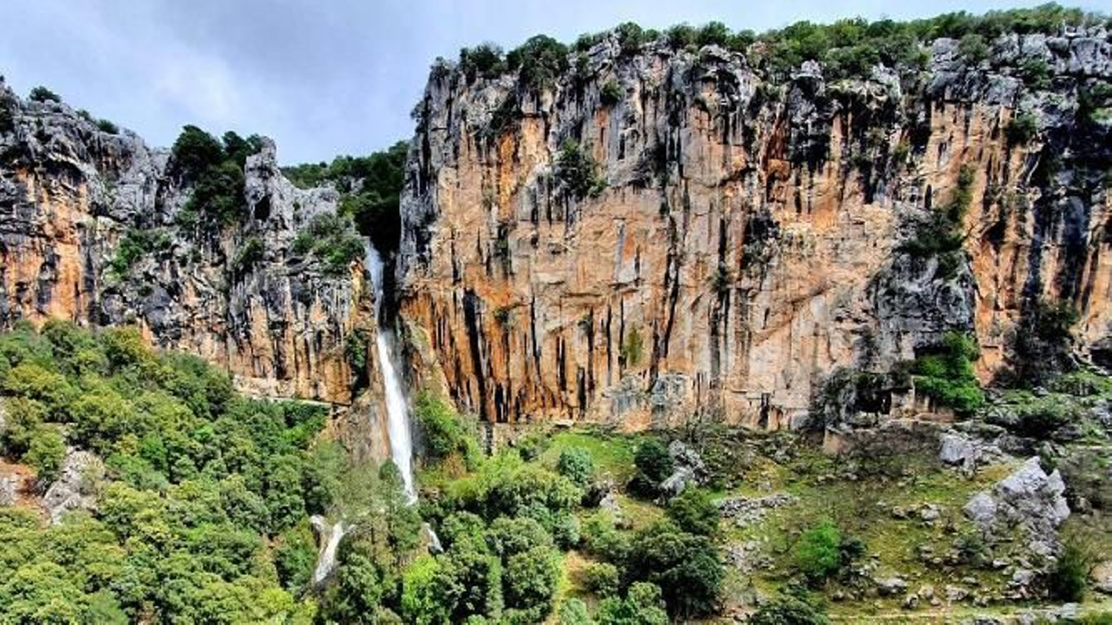 Los cañones y las formaciones rocosas protagonizan este sendero tan conocido.