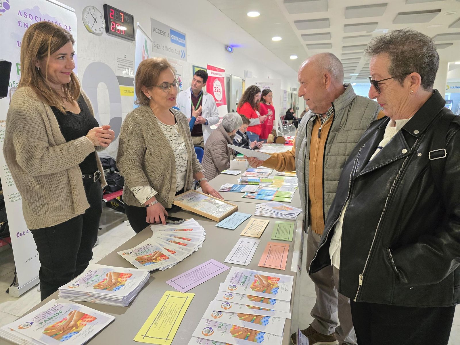 Una de las mesas informativas que se han montado sobre enfermedades raras
