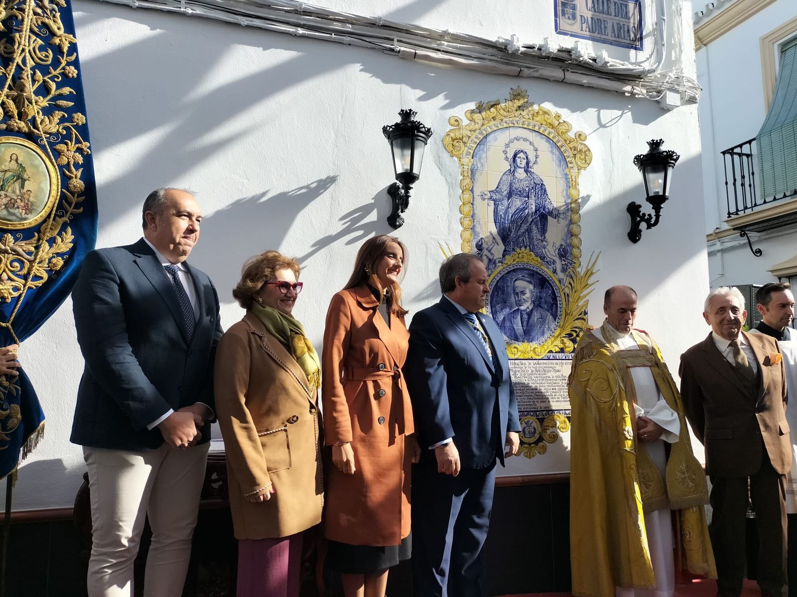 Un momento de la bendición del retablo cerámico al Padre Arias.