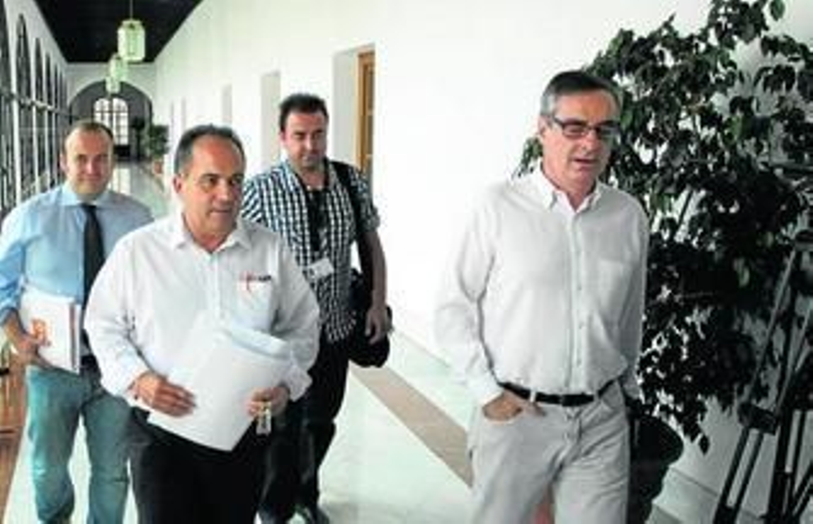 José Manuel Villegas (primero a la derecha), ayer antes de la reunión que mantuvo Ciudadanos con el PSOE en el Parlamento andaluz.