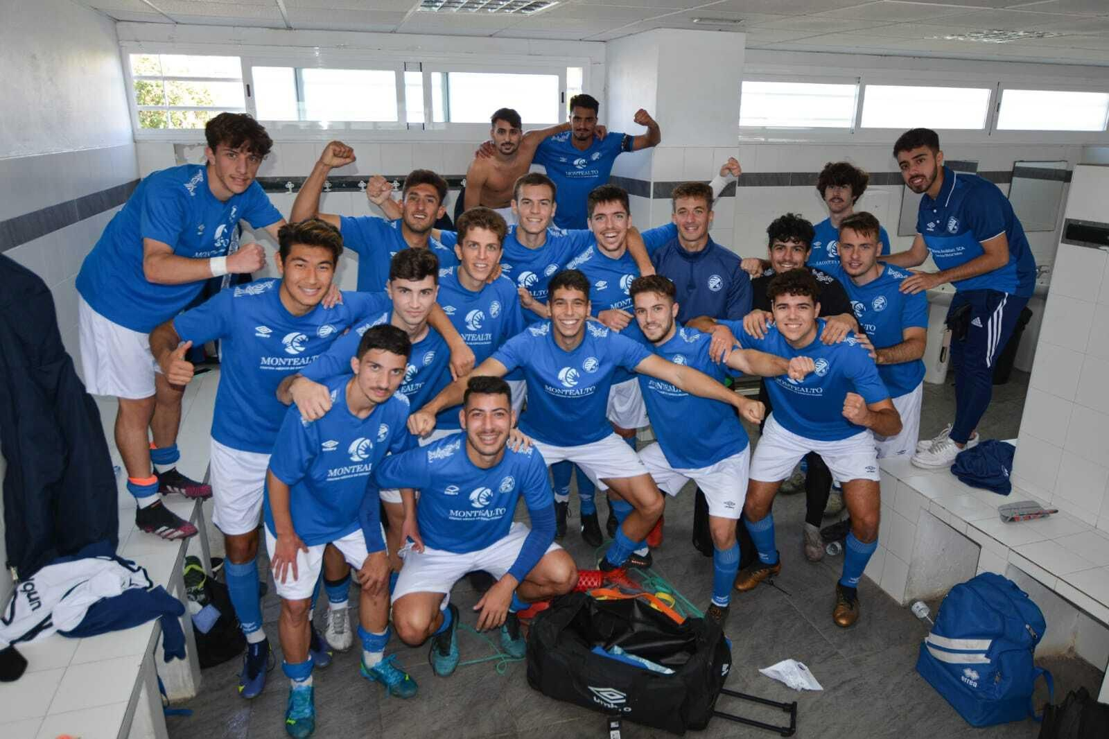 Los jugadres del filial celebran su victoria ante el San Roque en La Granja. Los jugadres del filial celebran su victoria ante el San Roque en La Granja.